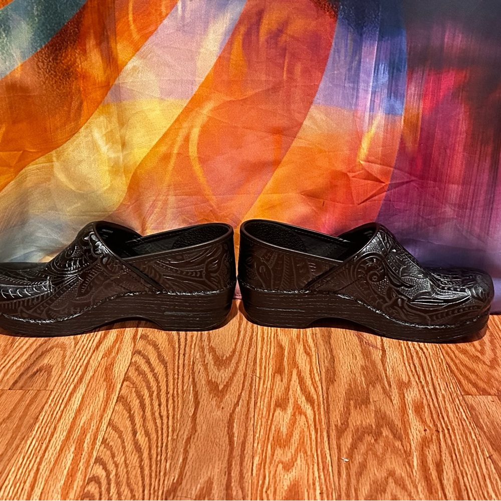 Dansko Black Embossed Clogs size 41. NWOT - Picture 3 of 4
